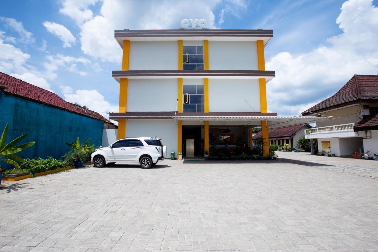 Oyo 3207 Hotel Gracia Бандар Лампунг Екстериор снимка