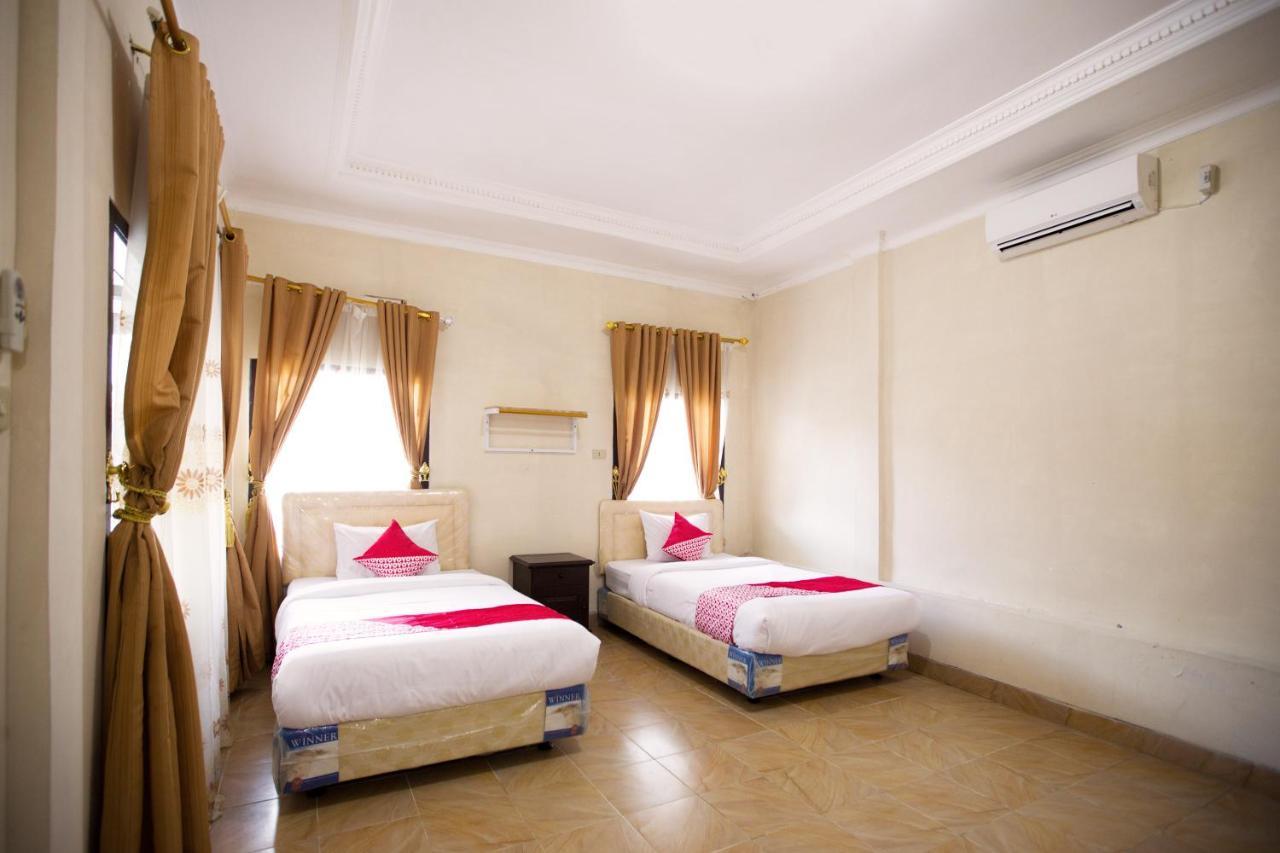 Oyo 3207 Hotel Gracia Бандар Лампунг Екстериор снимка